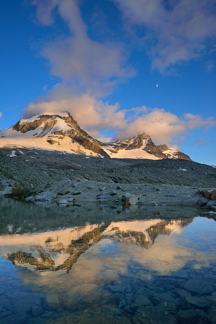 La Tresenta und Ciarforon spiegeln sich in Bergsee, Rifugio Vittorio Emanuele II, Gran Paradiso, Nationalpark Gran Paradiso, Grajische Alpen, Aostatal, Aosta, Italien