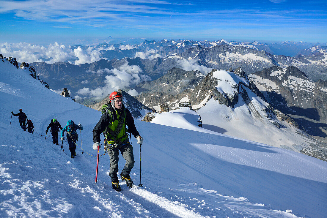 Several persons roped ascending on glacier towards Gran Paradiso, Gran Paradiso, Gran Paradiso Nationalpark, Graian Alps range, valley of Aosta, Aosta, Italy