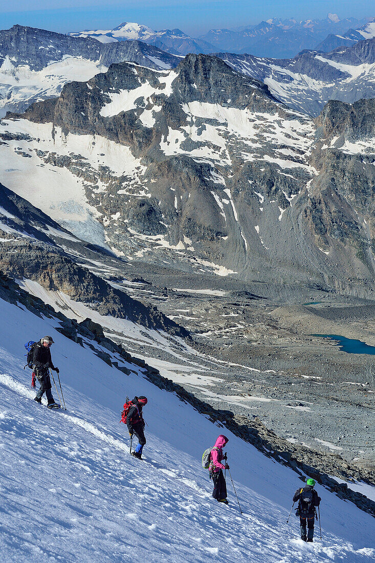 Mehrere Personen steigen über Gletscher vom Gran Paradiso ab, Gran Paradiso, Nationalpark Gran Paradiso, Grajische Alpen, Aostatal, Aosta, Italien