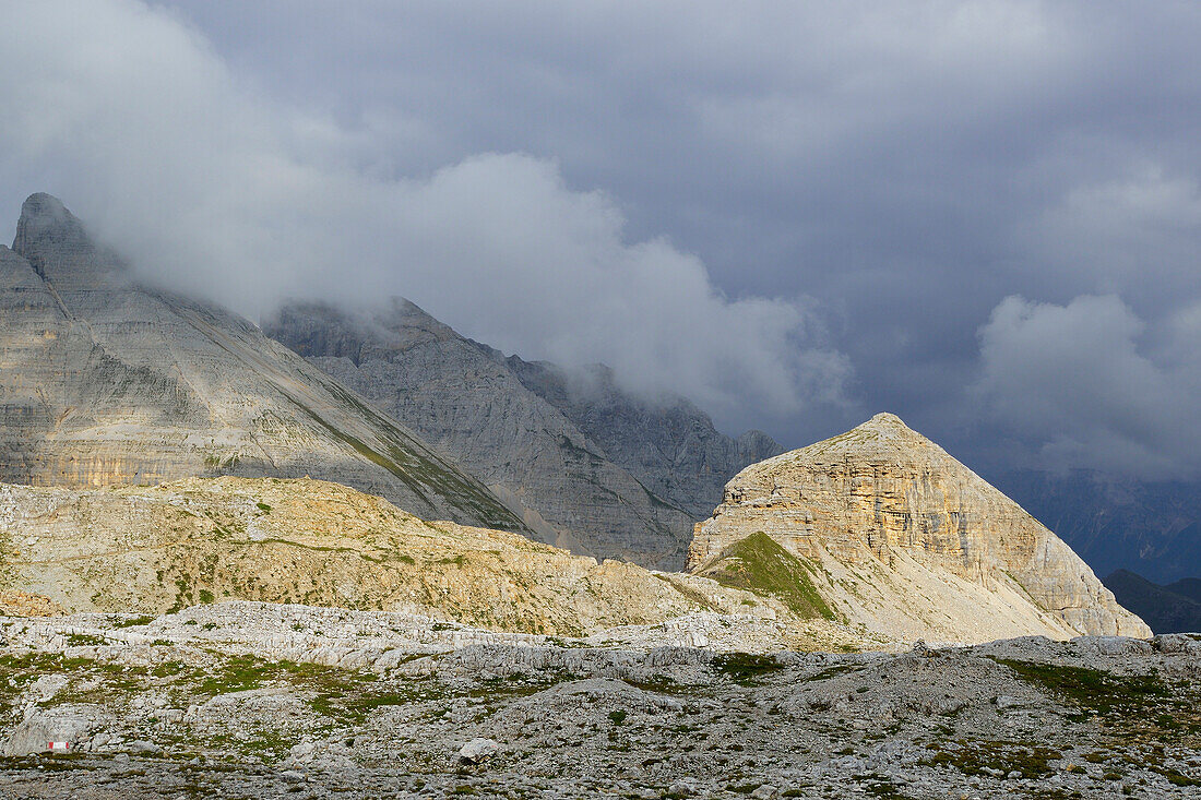 Wolkenstimmung auf der Hochfläche der Latemar, Latemar, Dolomiten, UNESCO Welterbe Dolomiten, Trentino, Italien