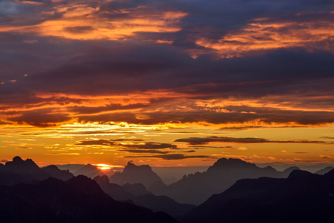 Sonnenaufgang über Dolomitenkette mit Marmolada, Antelao, Pelmo und Civetta, Latemar-Hütte, Rifugio Torre di Pisa, Latemar, Dolomiten, UNESCO Welterbe Dolomiten, Trentino, Italien