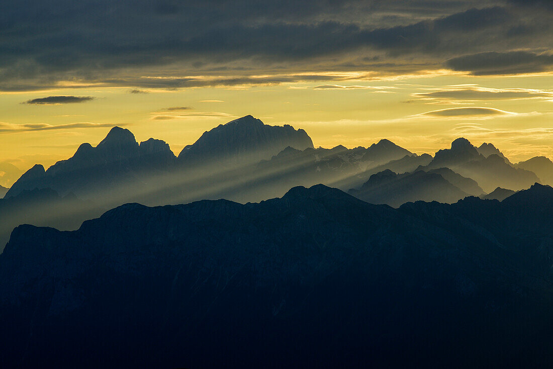 Wolkenstimmung über Marmoladagruppe, Latemar-Hütte, Rifugio Torre di Pisa, Latemar, Dolomiten, UNESCO Welterbe Dolomiten, Trentino, Italien