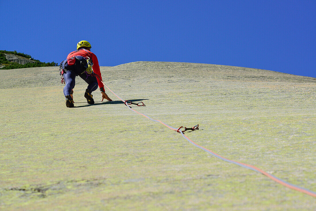 Mann klettert an Granitplatten, Sektor Crow, Grimselpass, Berner Oberland, Schweiz