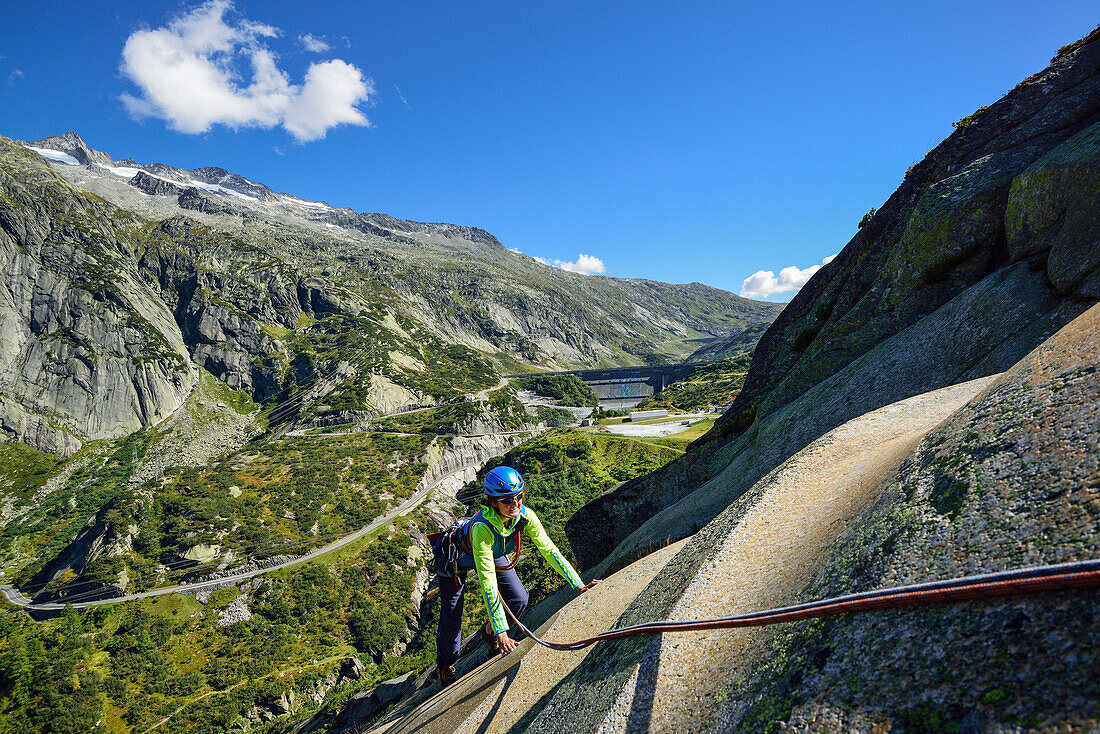 Frau klettert an Granitplatten, Sektor Crow, Grimselpass, Berner Oberland, Schweiz