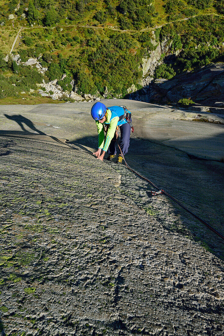 Frau klettert an Granitplatten, Sektor Crow, Grimselpass, Berner Oberland, Schweiz