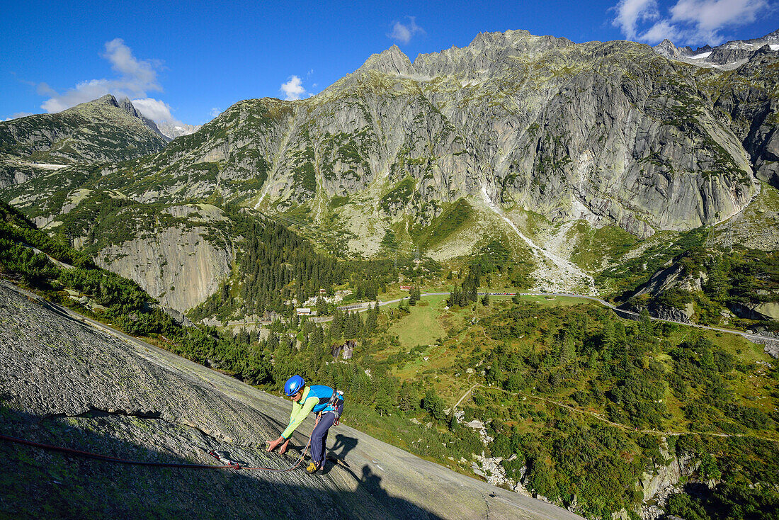 Frau klettert an Granitplatten, Sektor Crow, Grimselpass, Berner Oberland, Schweiz