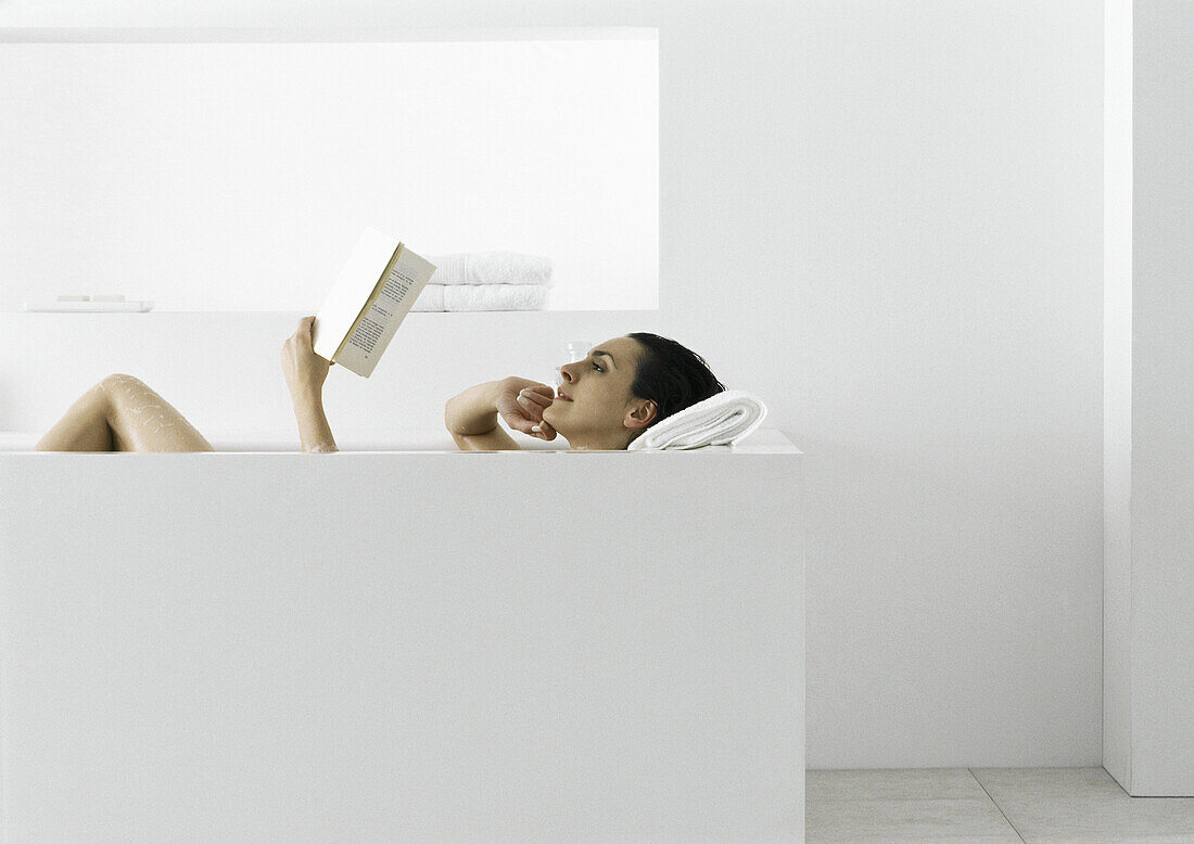 Frau liest in der Badewanne