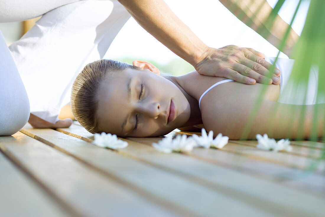 Frau erhält Rückenmassage