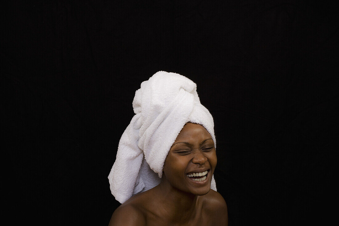 Frau mit einem Handtuch um den Kopf gewickelt