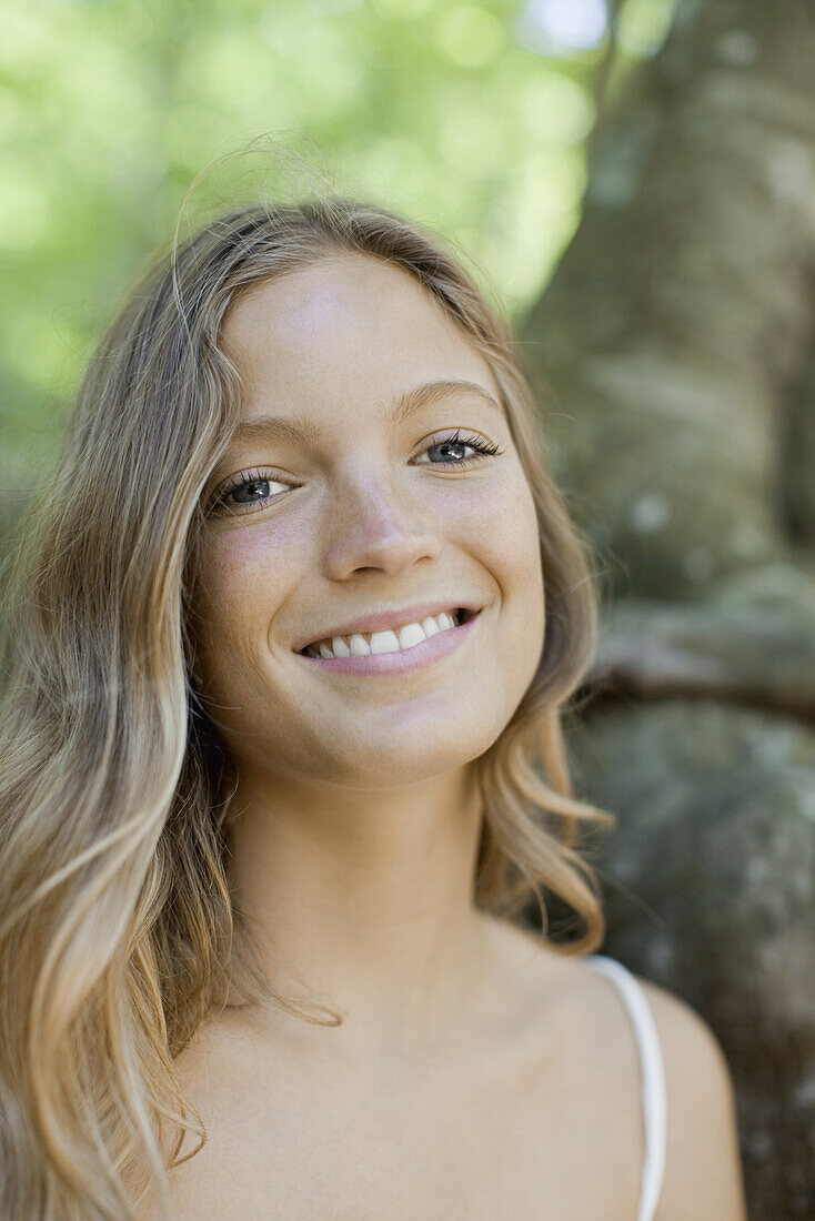 Lächelnde junge Frau, Porträt