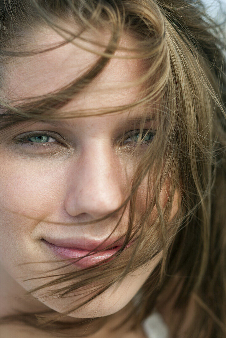 Junge Frau mit zerzaustem Haar, Porträt