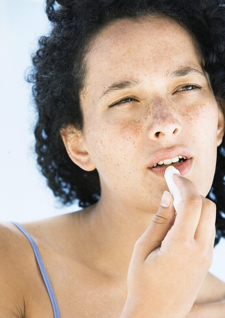 Frau trägt Lippenbalsam auf