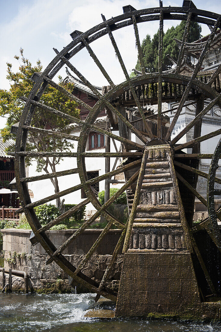 Water wheel in Old Town of Lijiang