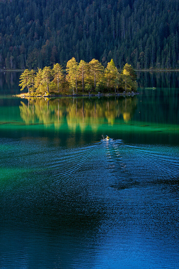 Kajakfahrer unterwegs auf dem Eibsee im Schatten der Zugspitze, Grainau, Bayern, Deutschland