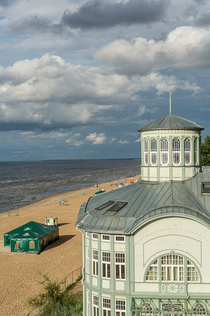 Am Strand von Jürmala. Dieser ca. 32 km lange Strand gehört mit Jürmala zu den schönsten Strandbäder an der Ostsee. Sie wird auch die Lettische Riviera genannt, Juermala, Riga, Lettland