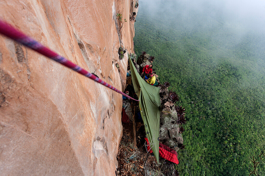 Kletterer im Biwak, Acopan Tepui, Macizo de Chimanta, Venezuela