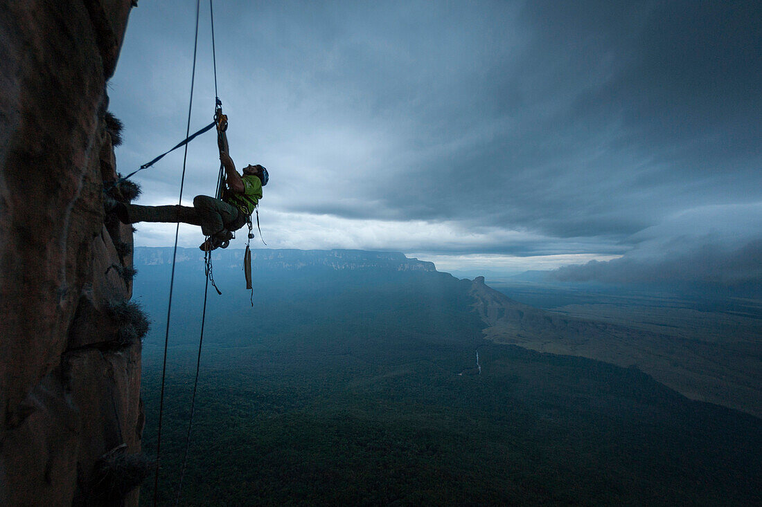Kletterer steigt am Fixseil hinauf, Acopan Tepui, Macizo de Chimanta, Venezuela