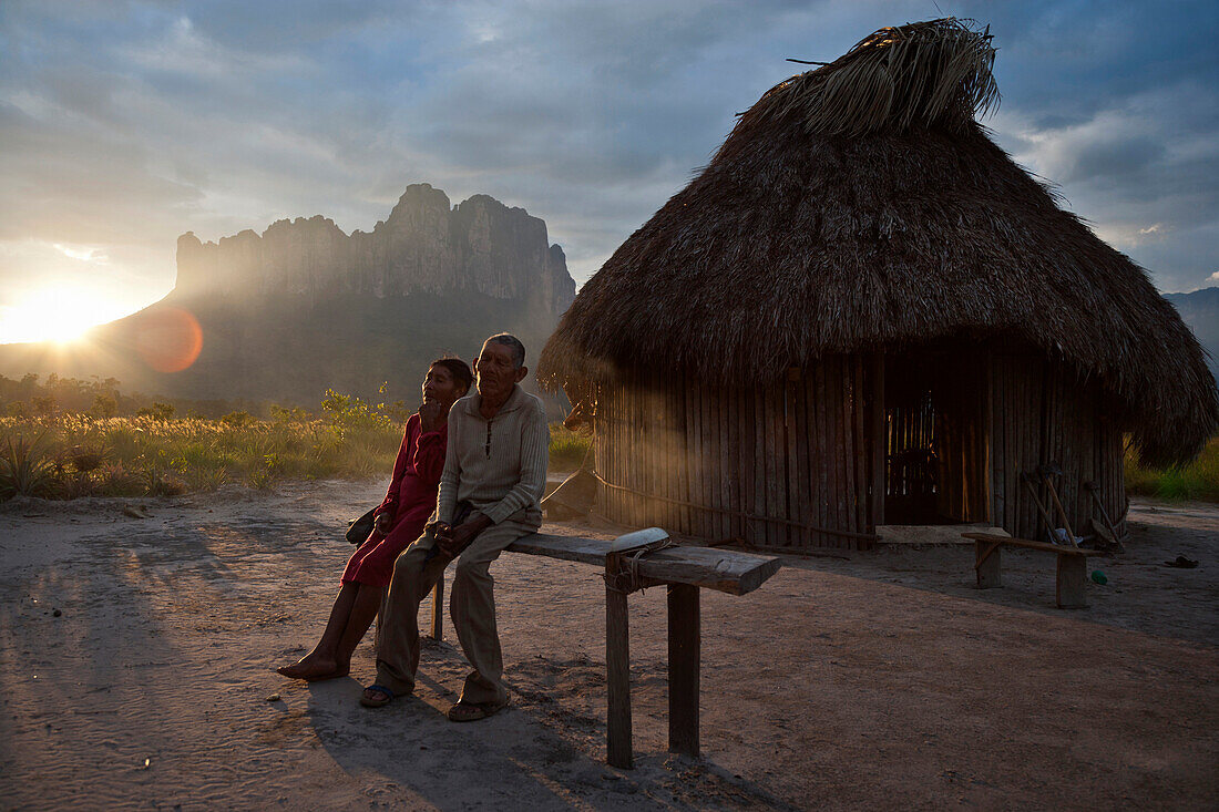 Schamanen-Paar vor ihrer Hütte, Macizo de Chimanta, Acopan Tepui, Venezuela