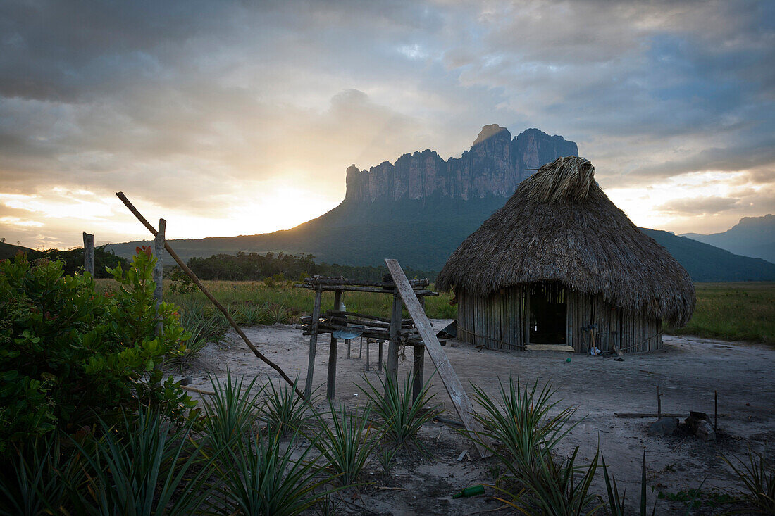 Dorf-Hütte am Acopan Tepui, Macizo de Chimanta, Acopan Tepui, Venezuela