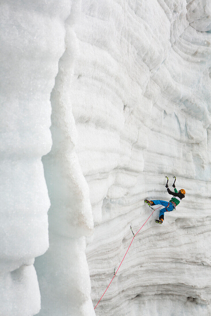 Eiskletterer Markus Bendler am Gletscherbruch, Hintertuxer Gletscher, Hintertux, Tirol, Österreich