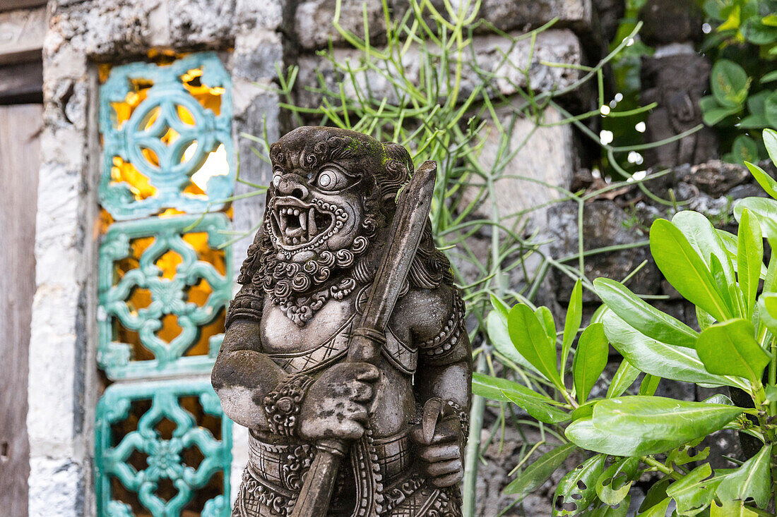 Traditionelle balinesische Steinfigur vor einem Hoteleingang, Sanur, Denpasar, Bali, Indonesien