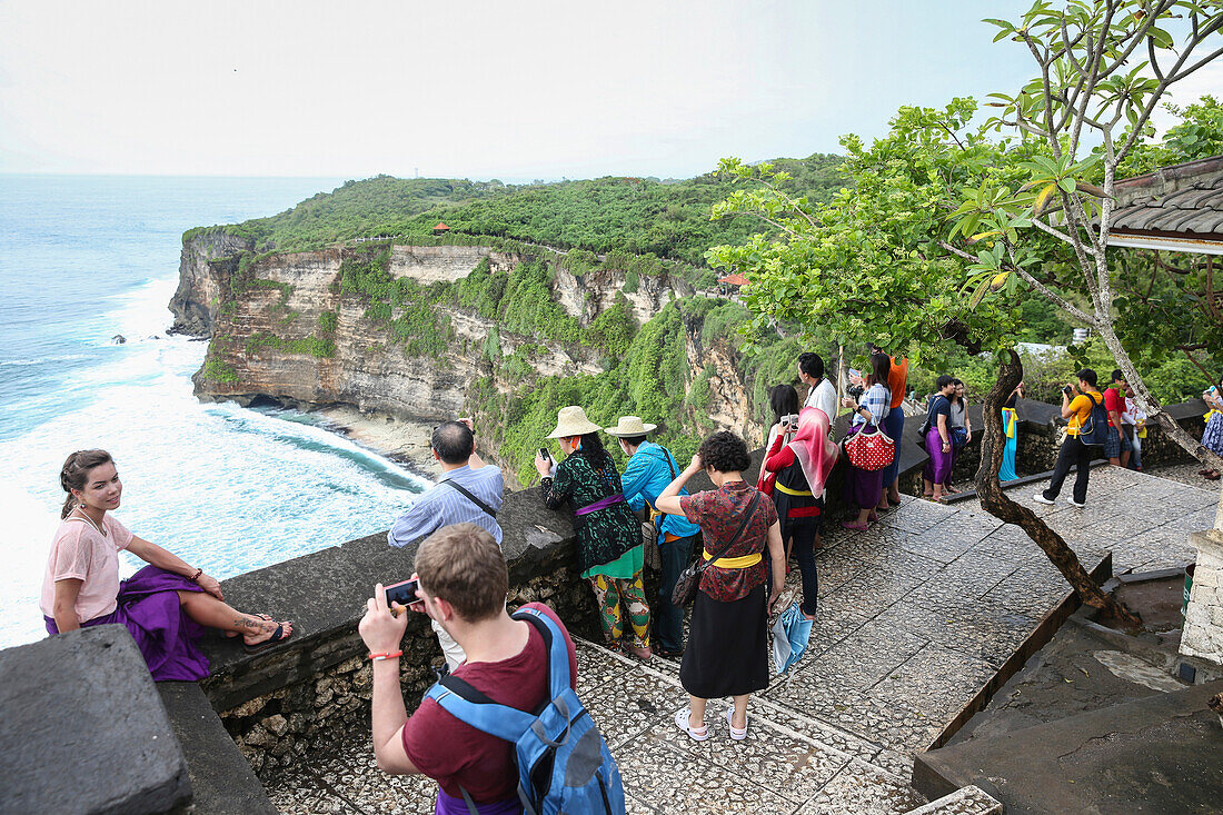 Touristen besuchen Pura Luhur Uluwatu Tempel, Uluwatu, Bali, Indonesien