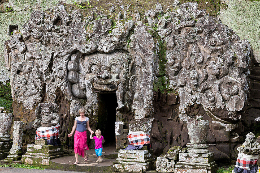 Touristen besichtigen Höhlentempel Goa Gajah (Elefantenhöhle), Ubud, Bali, Indonesien