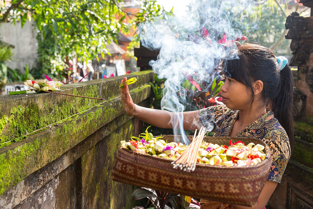 Frau bei der Opfergabe am Haustempel, Ubud, Gianyar, Bali, Indonesien