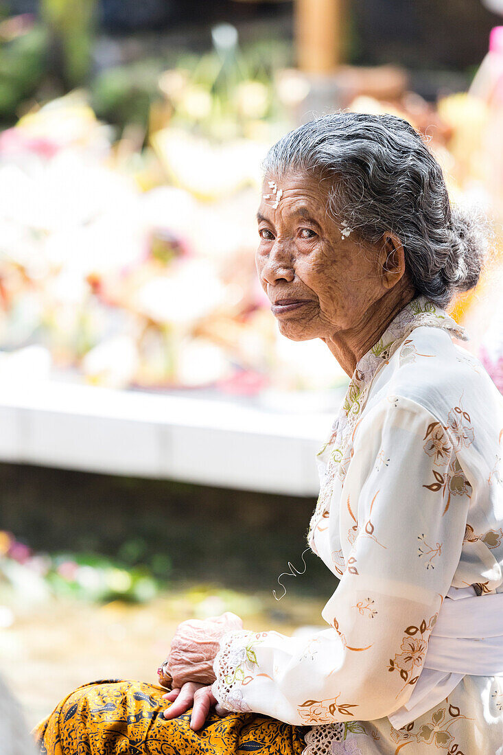 Alte Frau in festlicher Kleidung auf einem Odalan Tempelfest, Munduk, Bali, Indonesien