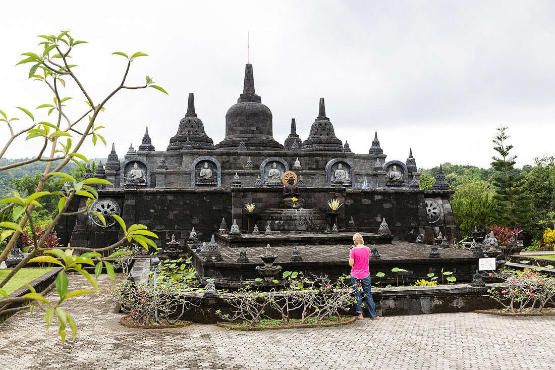 Touristin besichtigt Brahma Vihara Arama, Banjar Tegeha, Buleleng, Bali, Indonesien