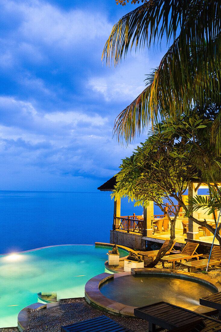 Hotelanlage mit Pool am Abend, Wawa-Wewe II, Amed, Bali, Indonesien