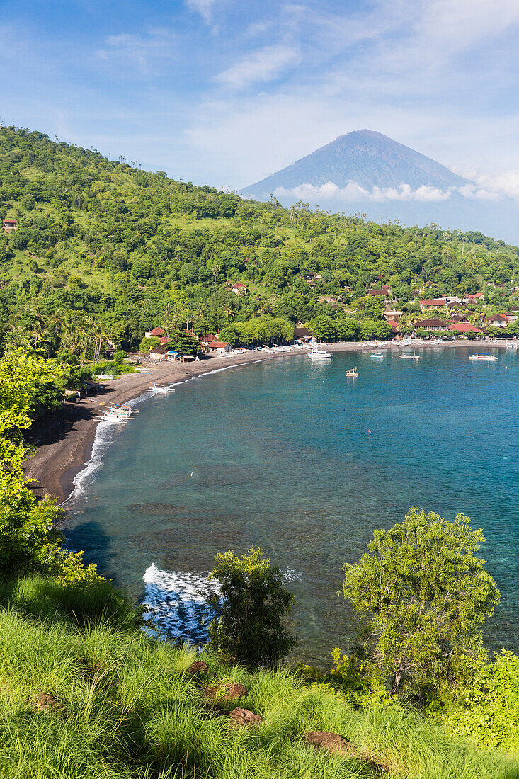 Blick über eine Bucht auf den Vulkan Gunung Agung, Amed, Bali, Indonesien
