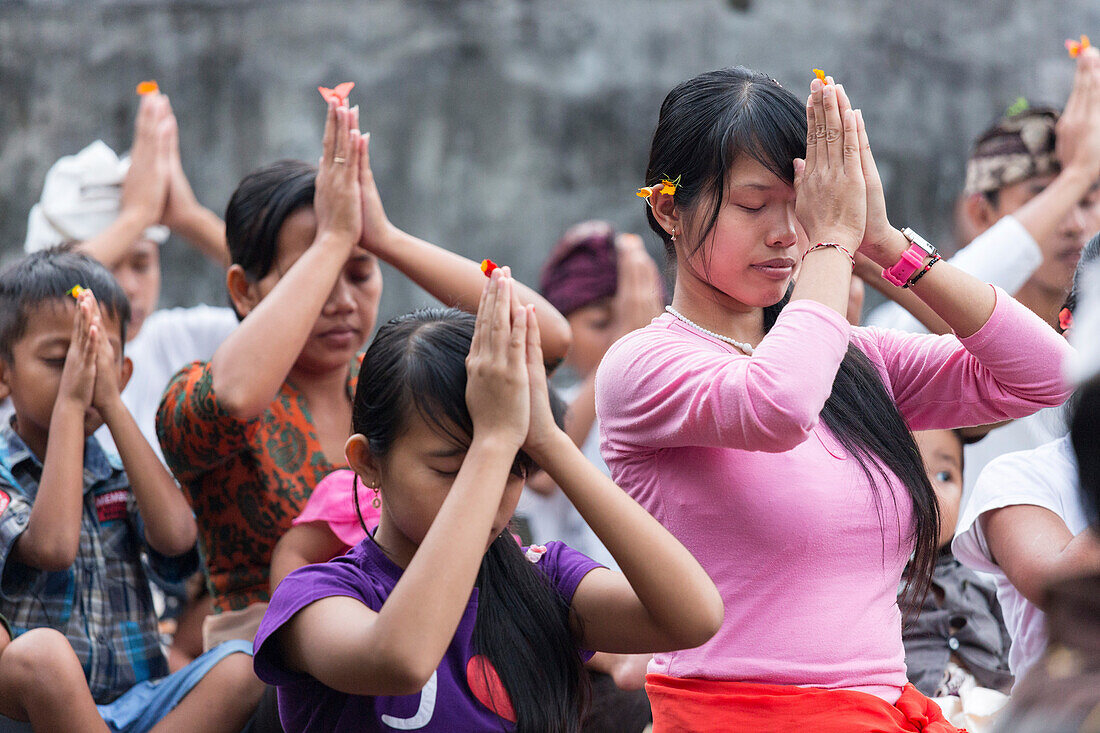 Dorfbewohner beten, Odalan Tempelfest, Iseh, Sidemen, Karangasem, Bali, Indonesien