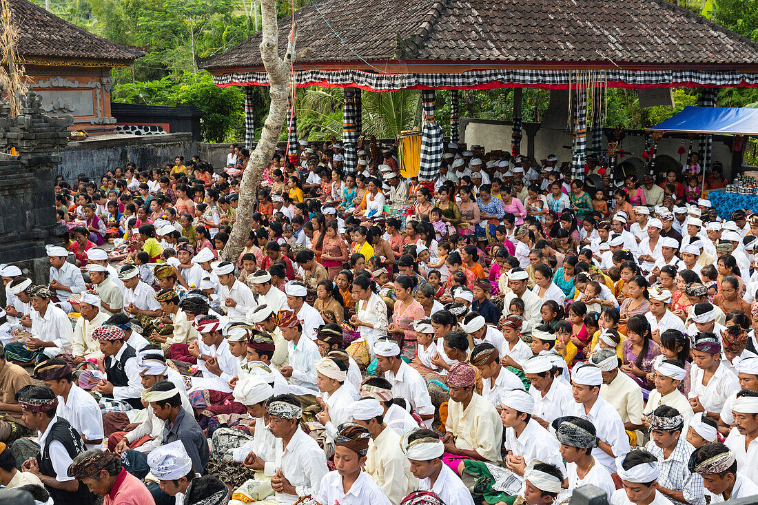 Dorfbewohner in festlicher Kleidung auf einem Odalan Tempelfest, Iseh, Sidemen, Karangasem, Bali, Indonesien