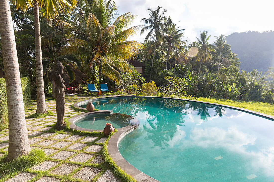 Swimmingpool in einer Hotelanlage, Sidemen, Bali, Indonesien