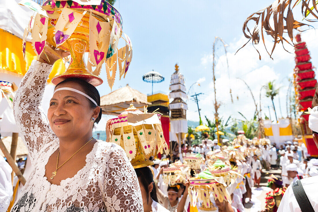 Frauen tragen Opfergaben, Odalan Tempelfest, Sidemen, Karangasem, Bali, Indonesien
