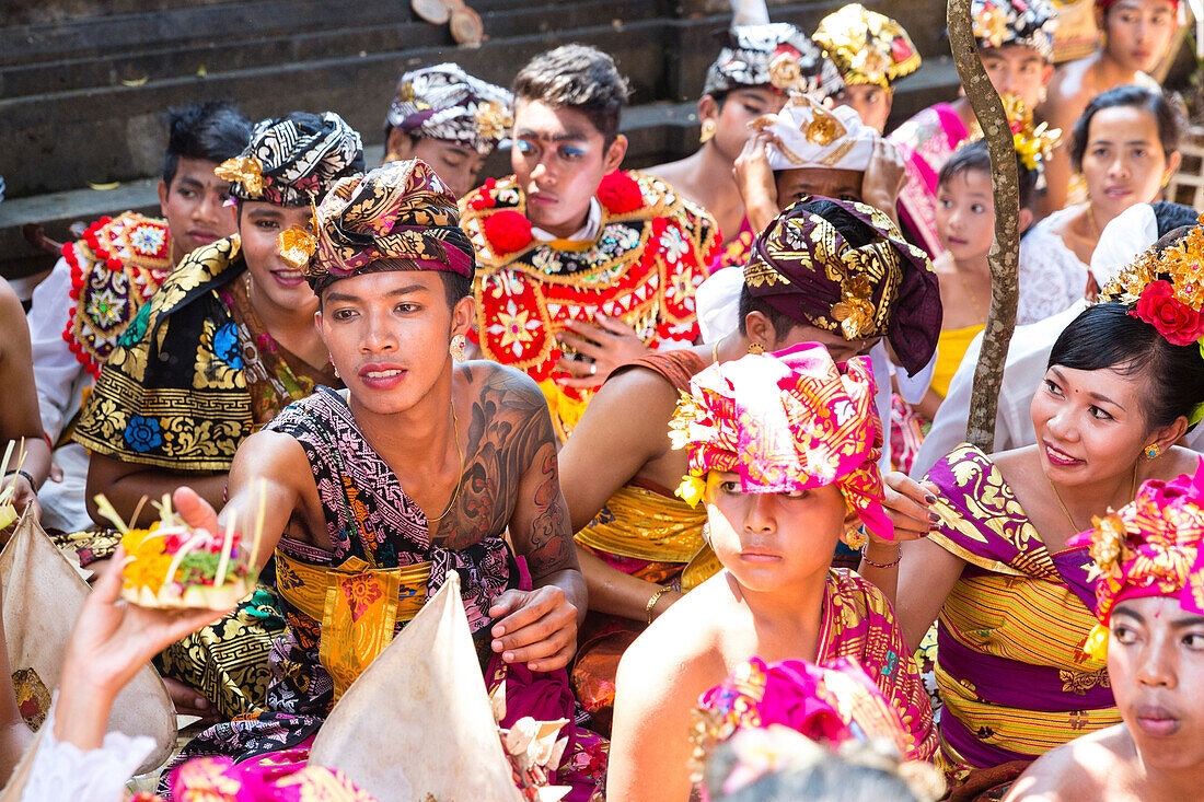 Festlich gekleidete Balinesen beim Odalan Tempelfest, Sidemen, Karangasem, Bali, Indonesien