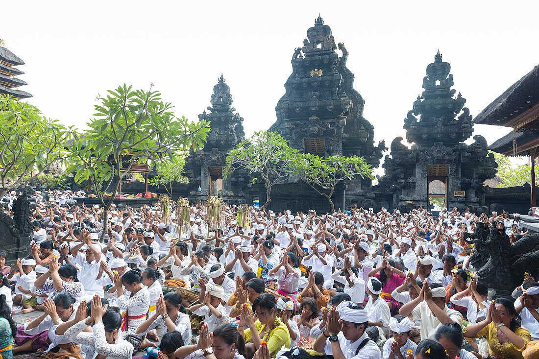Balinese people praying, Odalan, Pura Goa Lawah, Padangbai, Bali, Indonesia