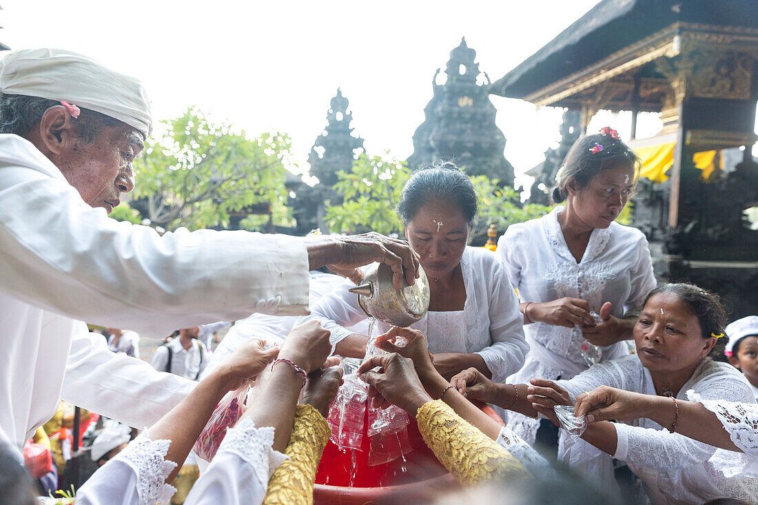 Balinesen beim Gebet, Odalanfest im Tempel Pura Goa Lawah, Padang Bai, Bali, Indonesien