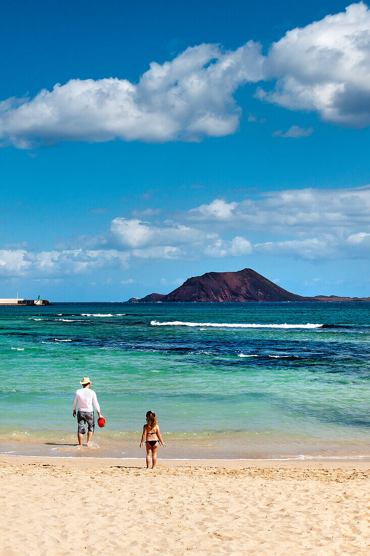 Vater und Tochter am Strand, Corralejo, Fuerteventura, Kanarische Inseln, Spanien