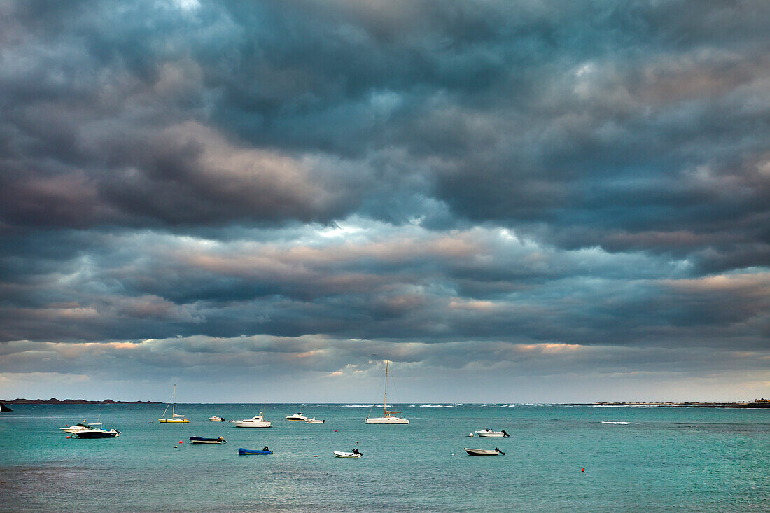 Boote auf dem Meer vor Wolkenhimmel, Corralejo, Fuerteventura, Kanarische Inseln, Spanien