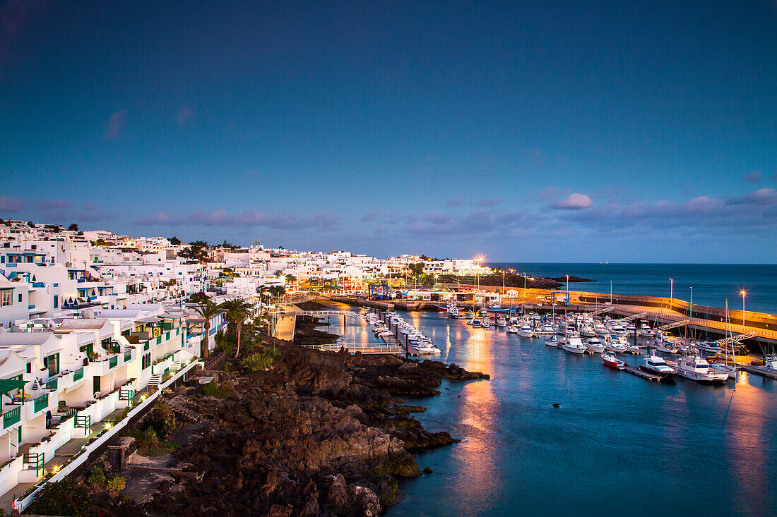 Blick auf den Hafen La Tinosa, El Puerto, Puerto del Carmen, Lanzarote, Kanarische Inseln, Spanien