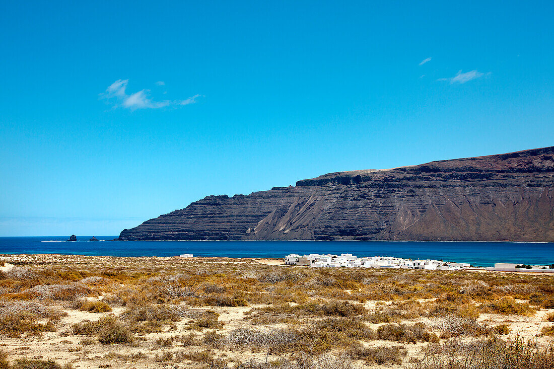 Blick von der Insel La Graciosa auf die Steilküste Risco de Famara, Lanzarote, Kanarische Inseln, Spanien