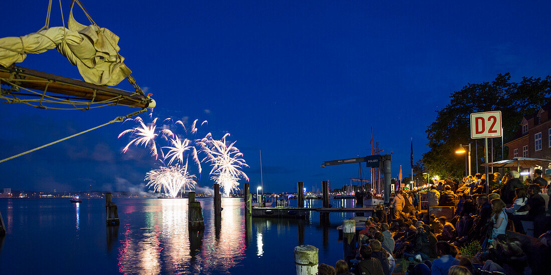 Kieler Woche Abschlussfeuerwerk, Kiellinie, Kieler förde, Kiel, Schleswig-Holstein, Deutschland