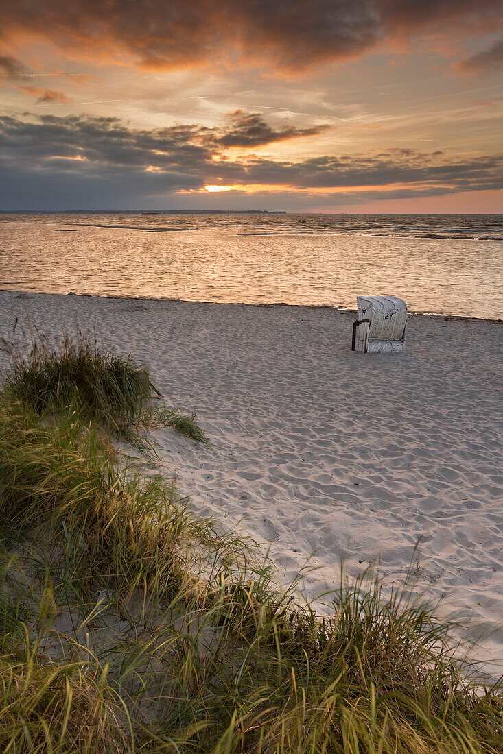 Strandkorb am Strand bei Sonnenuntergang, Stein, Laboe, Kieler Förde, Ostsee, Friedrichsort, Kiel, Schleswig-Holstein, Deutschland