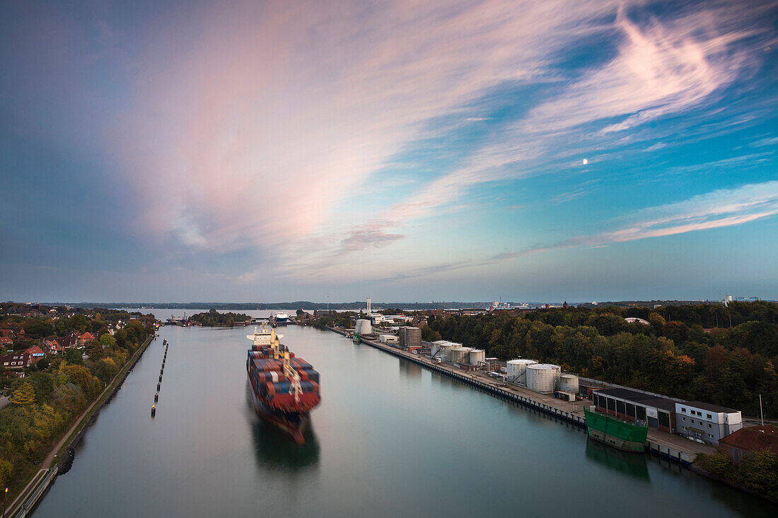Frachtschiff auf dem Nordostseekanal, Holtenau, Schleuse Holtenau, Kiel, Schleswig-Holstein, Deutschland