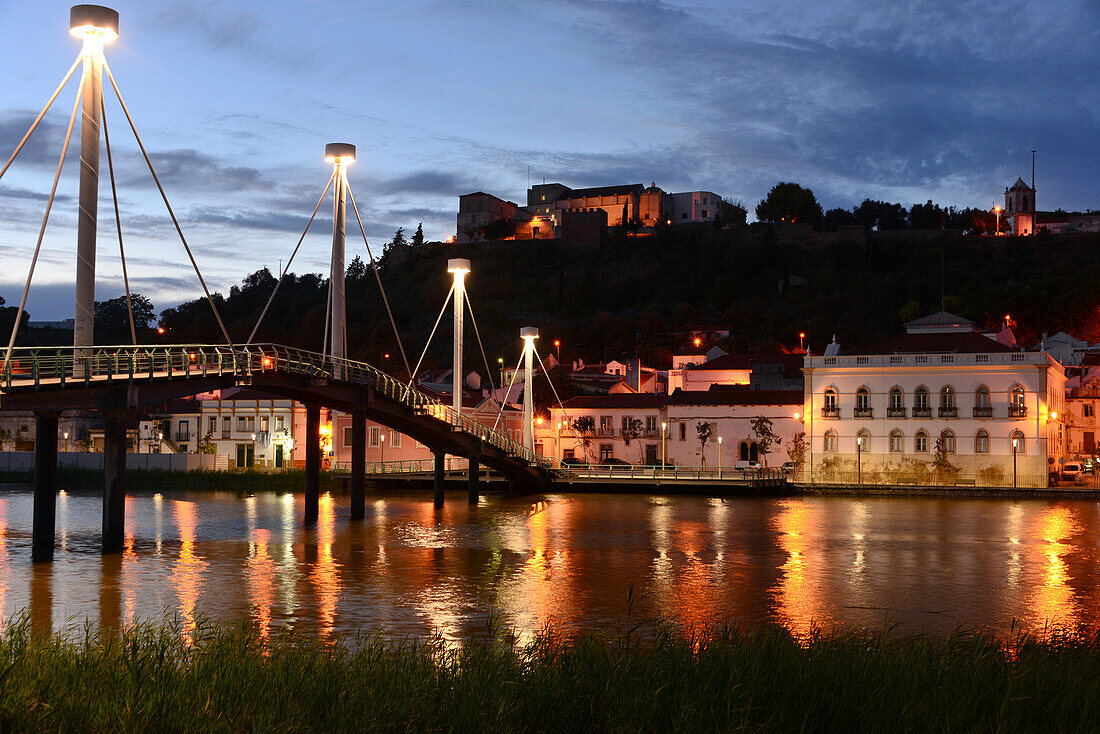 Rio Sado mit Castelo bei Nacht, Alcácer do Sal, Costa Dourada, Alentejo, Portugal
