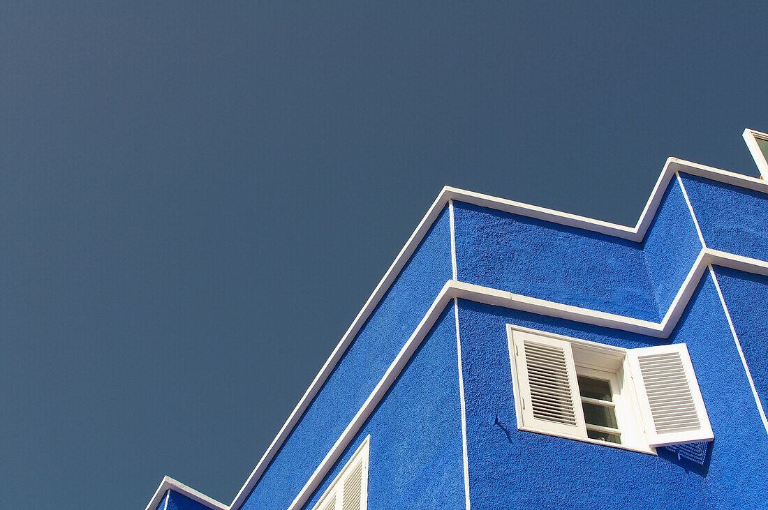 Zigzag pattern of outline of house against clear sky