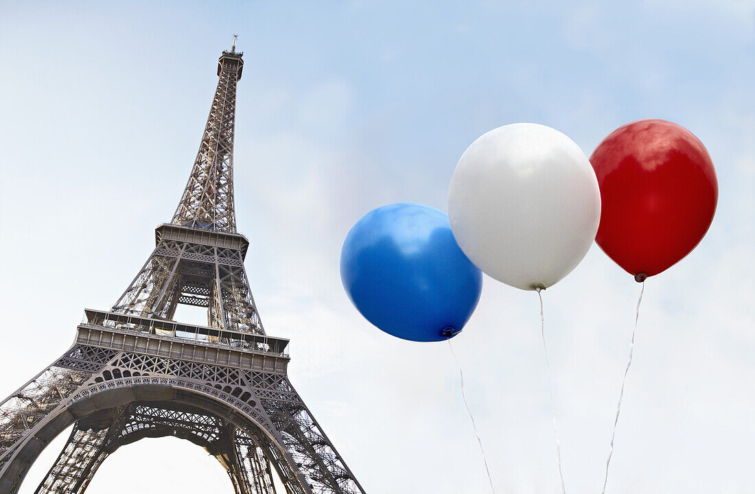 Balloons in the colors of the French flag in front of the Eiffel Tower