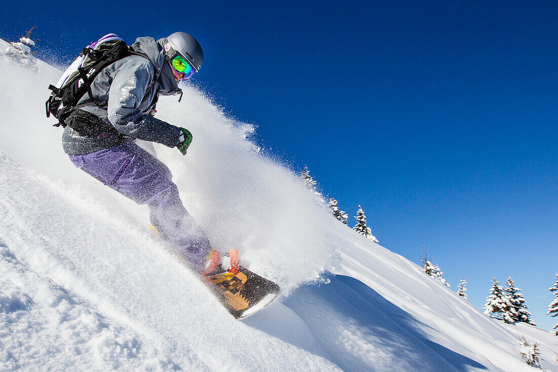 Snowboarderin fährt ab, Freeridegebiet Haldigrat, Niederrickenbach, Oberdorf, Kanton Nidwalden, Schweiz